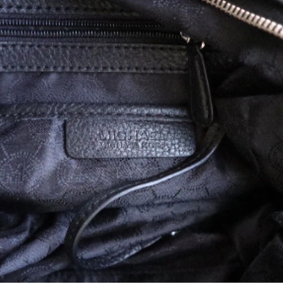 Michael Kors Authentic Fulton Large Leather Shoulder Bag - Picture 8 of 10